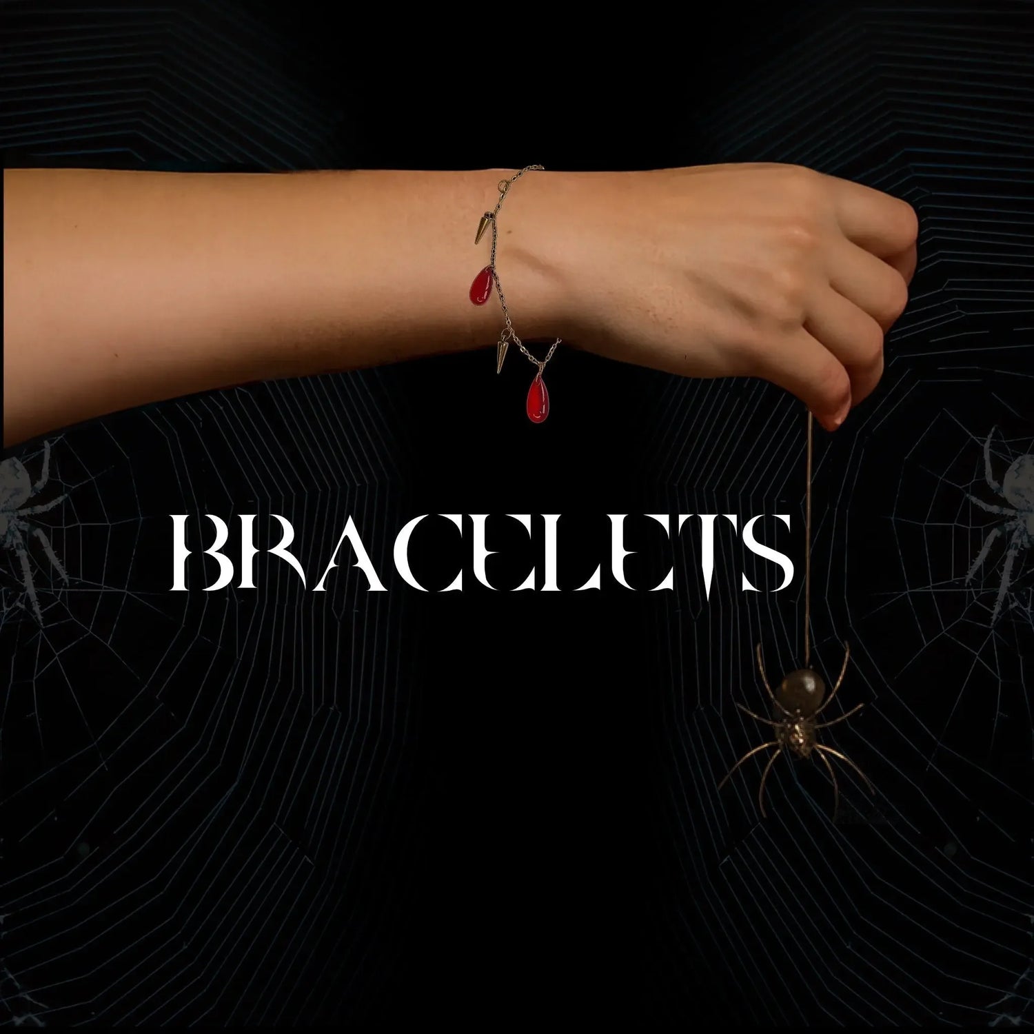 Bracelet Noctis Aura présenté en gros plan, mettant en valeur ses détails délicats, son design inspiré de la nuit et ses finitions lumineuses.