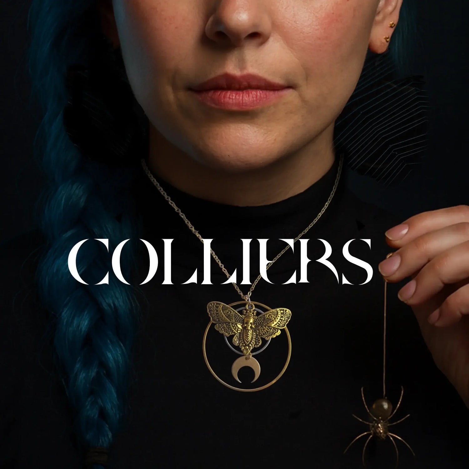 Collier Noctis Aura présenté en gros plan, mettant en valeur ses détails délicats, son design inspiré de la nuit et ses finitions lumineuses.